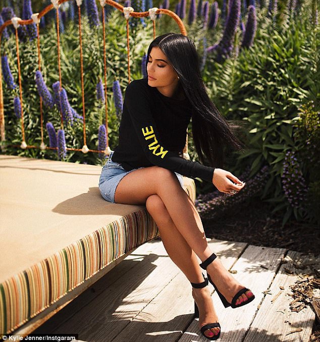  Nhờ danh iếng của gia đình, Kylie Jenner rất thành công trong việc kinh doanh và hiện tại, trang Instagram cá nhân của cô đã đạt gần 94 triệu lượt theo dõi 