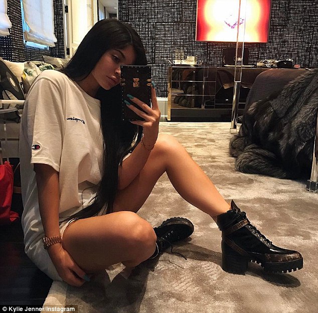  Kylie Jenner thường xuyên chia sẻ các bức ảnh về cuộc sống riêng của cô với fans 