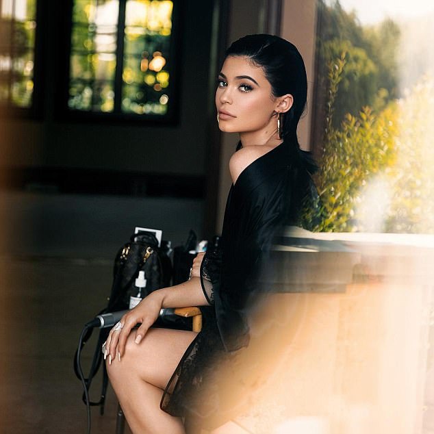  Kylie Jenner từng hài hước nói, cô tin mình hot hơn các chị gái trên các mạng xã hội vì đơn giản là mình trẻ và còn độc thân. 