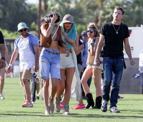 Kylie Jenner thân thiết với chị gái Kylie. Hai chị em vừa di xem LH âm nhạc Coachella