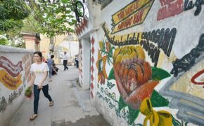 Tranh cổ động thập niên 90 rực rỡ phủ kín ngõ phố ở Hà Nội