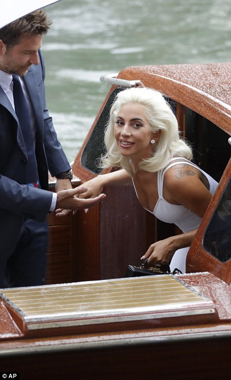  Trong phim Lady Gaga vào vai một nữ ca sỹ còn Bradley là ngôi sao nhạc đồng quê. Nhân vật của Bradley đã phát hiện ra tài năng nhân vật do Lady Gaga đảm nhiệm và sau đó họ yêu nhau 