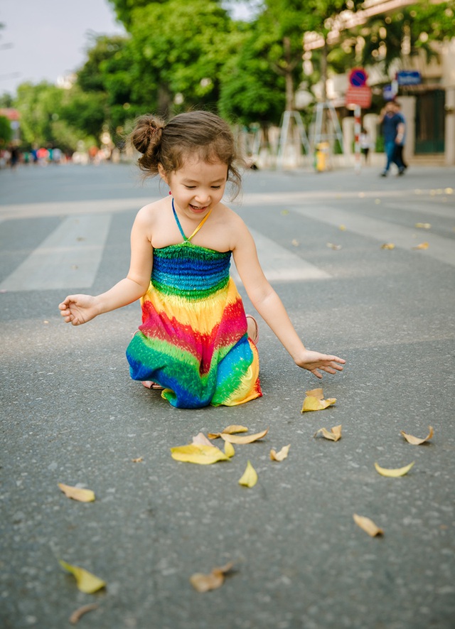 Cô bé tên là Madeline Mai Ashton, 5 tuổi, hiện đang sống tại Hà Nội cùng với bố mẹ và em gái.