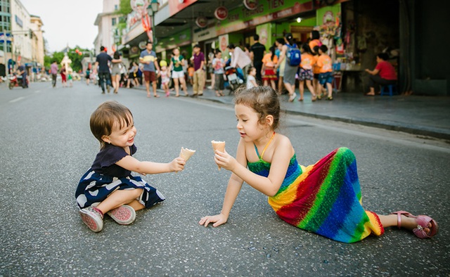 Hai chị em được bố mẹ đưa đi chơi phố đi bộ quanh Hồ Gươm (Hà Nội) vào cuối tuần.