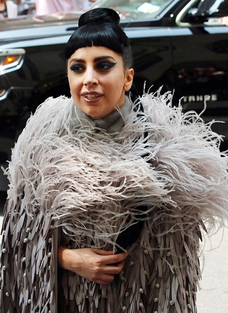 Lady Gaga xuất hiện với hình ảnh nữ tính trên đường phố New York, ngày 29/7