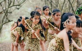 Ngộ nghĩnh ảnh kỷ yếu phong cách “thời đồ đá” của các bé