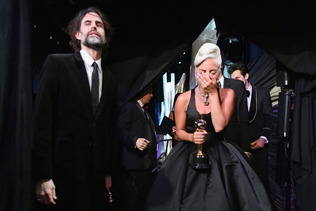 Lady Gaga khóc như mưa sau khi nhận giải Oscar  - 13