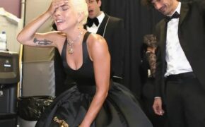 Lady Gaga khóc như mưa sau khi nhận giải Oscar
