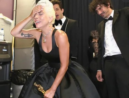 Lady Gaga khóc như mưa sau khi nhận giải Oscar