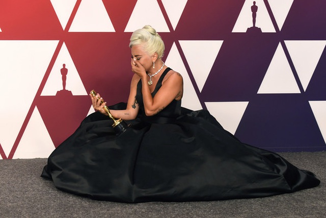 Lady Gaga khóc như mưa sau khi nhận giải Oscar  - 4