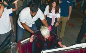 Lady Gaga ngã dúi dụi trên phố