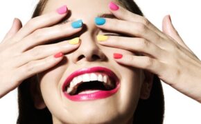 Nữ sinh “chạy đua” làm đẹp đón Tết