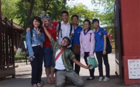 Xem chàng trai mặc váy vượt qua thử thách “Bây giờ làm sao”