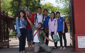 Xem chàng trai mặc váy vượt qua thử thách “Bây giờ làm sao”