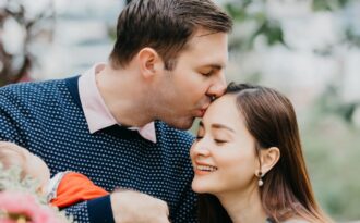 Lan Phương được chồng ngoại quốc hôn đắm đuối khi đi chợ Việt sắm Tết Tây