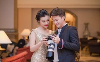 Á hậu Hoàng Oanh và bạn trai Huỳnh Anh quấn quýt không rời