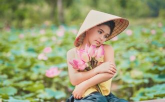 “Bông hồng lai” Pháp – Việt đốn tim người xem với bộ ảnh bên sen