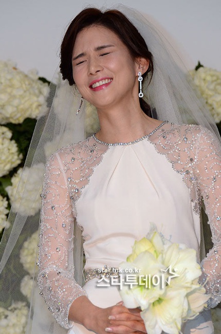 Lee Bo Young hạnh phúc bên chồng. Lee Bo Young trang điểm rất nhẹ nhàng.