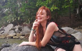 Lindsay Lohan tạo dáng như nàng tiên cá