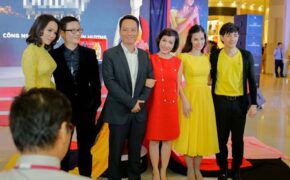 Mỹ Linh, Anh Quân tình tứ đi xem nhạc kịch