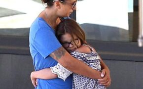 Vợ Chester Bennington xuất hiện buồn bã trên phố