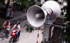 Cái loa rè và trẻ con khóc