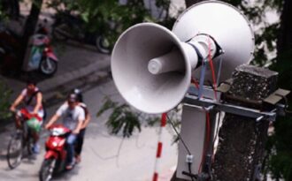 Cái loa rè và trẻ con khóc