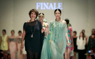 Hoa hậu biển Nguyễn Thị Loan “lạnh lùng” trên sàn catwalk