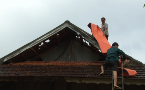 Hơn 335 nhà sập, trường học bị tốc mái sau vụ lốc xoáy kèm mưa đá