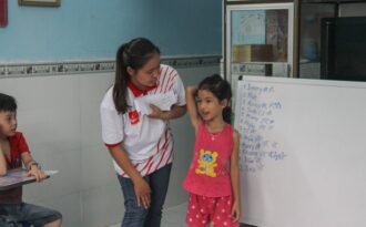 Những người trẻ mang tiếng Anh về làng