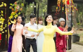 Lệ Quyên e ấp với áo dài xuân đón Tết