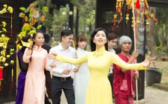 Lệ Quyên e ấp với áo dài xuân đón Tết