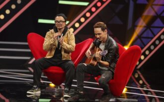 Hà Lê và thầy Đoàn Nhược Quý làm mới Mưa hồng trong ngẫu hứng