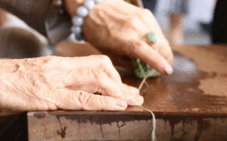 Độc nhất Việt Nam: Dệt lụa từ tơ sen, bán giá đắt như vàng