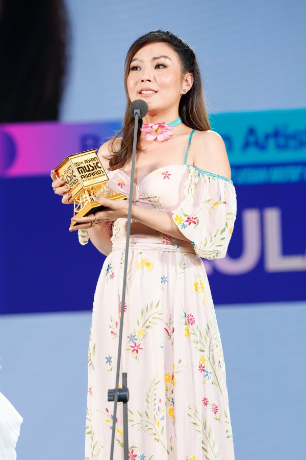 Và Lula cũng nhận được giải Nghệ sĩ châu Á xuất sắc nhất tại Thái Lan. Lula được đánh giá là nữ ca sĩ trẻ có nhiều cống hiến cho âm nhạc Thái Lan lẫn châu Á.