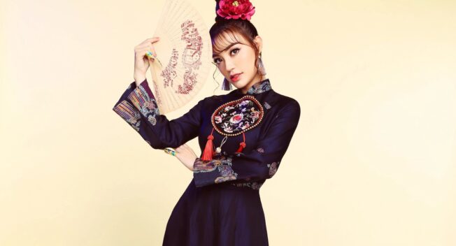 Lý San Nghi hóa “chị Hằng” kiều diễm