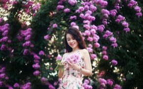 Á khôi Lưu Ly điệu đà bên hoa tím