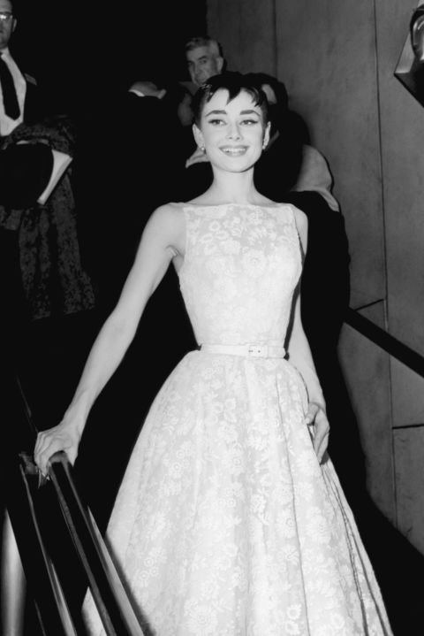  Chiếc váy mà Audrey Hepburn mặc dự lễ trao giải Oscar năm 1954 đã bán được giá hơn 131 nghìn USD vào năm 2011 