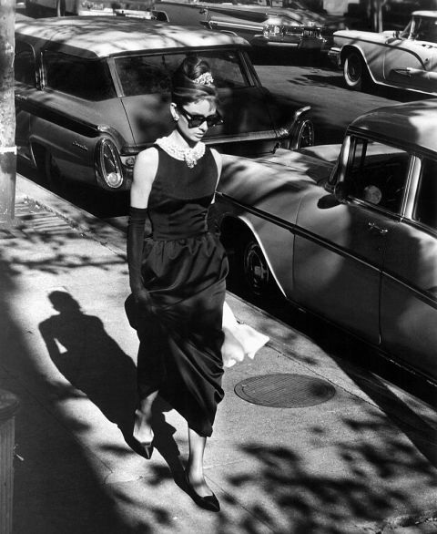  Chiếc váy mà minh tinh huyền thoại Audrey Hepburn từng mặc trong phim Breakfast at Tiffanys (1961) bán được với giá 923 nghìn USD 