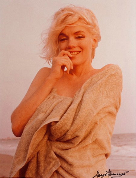 Mái tóc vàng, bờ môi gợi cảm và nốt ruồi kiêu hãnh đã làm nên thương hiệu Marilyn Monroe.