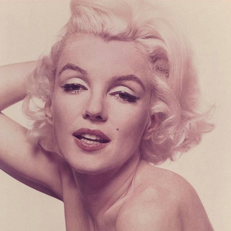 Mái tóc vàng, bờ môi gợi cảm và nốt ruồi kiêu hãnh đã làm nên thương hiệu Marilyn Monroe.