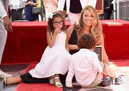 Mariah Carey bị con “quấy nhiễu” trong buổi lễ nhận sao