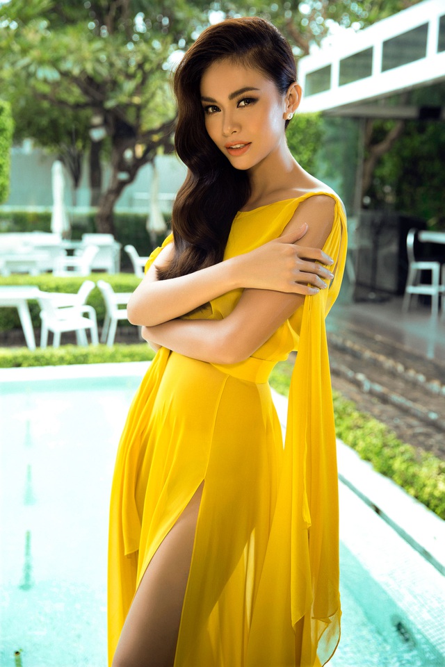 Mâu Thủy tắm mưa khoe dáng lả lơi trước ngày thi Miss Universe Vietnam - 17