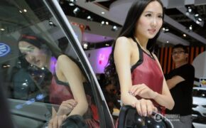 Trung Quốc: Hậu trường khó tỏ của người mẫu ô tô quyến rũ
