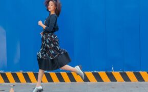 BTV Quỳnh Chi khoe giọng với hit “Phía sau một cô gái”