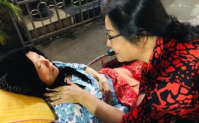 Con gái gần 60 tuổi 10 năm đưa mẹ đi đón Giáng sinh trên xe lăn