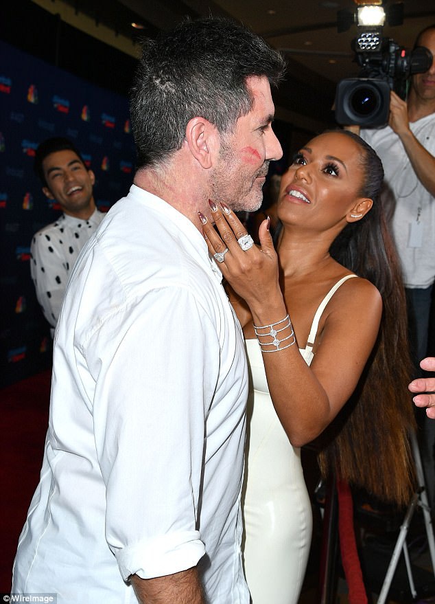  Simon Cowell từng tìm luật sư và khuyên Mel B ly dị người chồng bạo lực, thích kiểm soát vào năm 2014 nhưng bị cô từ chối. 