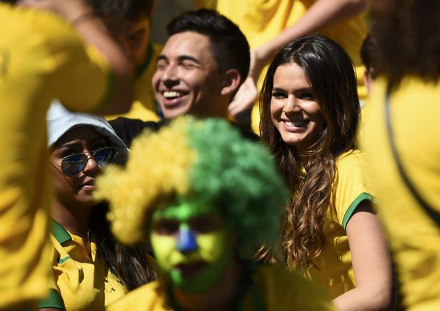 Bruna Marquezine, bạn gái ngôi sao người Brazil Neymar tới xem trận đấu giữa Brazil và Chile