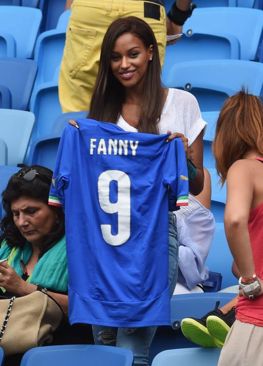 Người mẫu Fanny Neguesha - bạn gái của Mario Balotelli (tuyển Ý) tới xem trận đấu giữa Ý và Uruguay