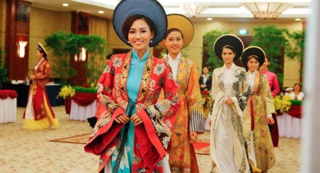 Á hậu Ngô Trà My quý phái với áo dài “Vương triều”